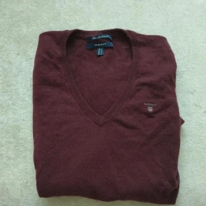 Ganttröja - Fin tröja i vinröd, strl S. 