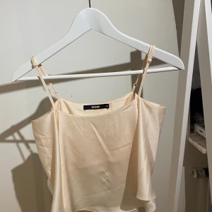 Fest topp - En champagne färgad fest topp, från bikbok. I storlek XS. Andvänd få gånger!