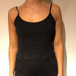 LINNE - Simpelt linne från Bikbok som passar S-M🖤 köpare står för frakg