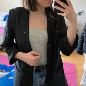 Missguided  - Hej, säljer denna snygga kappa från Missguided. Använde några gånger men är i god skick☺️. Kappan är kort i armarna som man kan se i bilden.