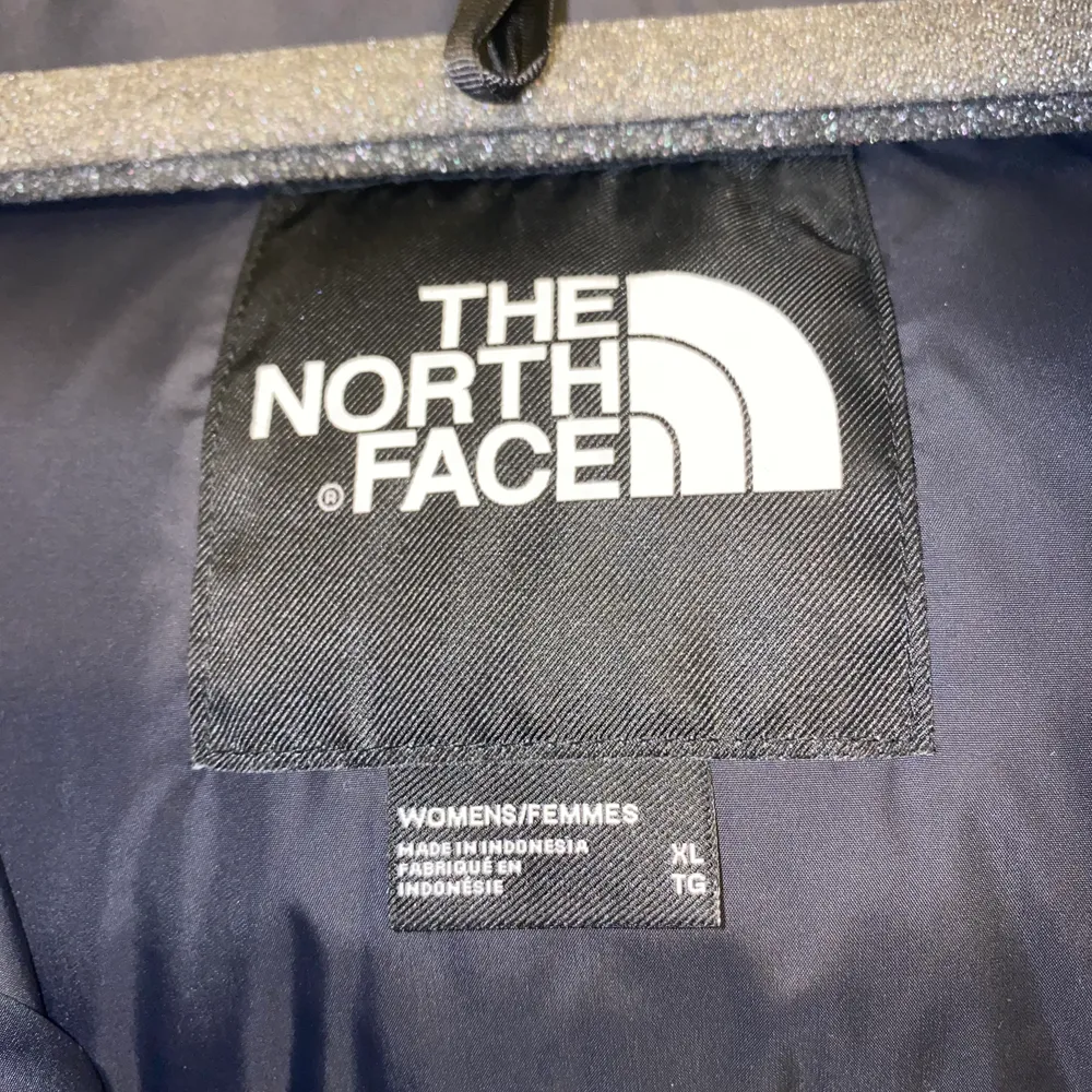 En svart croppad northface jacka i väldigt bra skick, den är i storlek XL men passar alla från medium. Budgivning: 1500kr. Jackor.