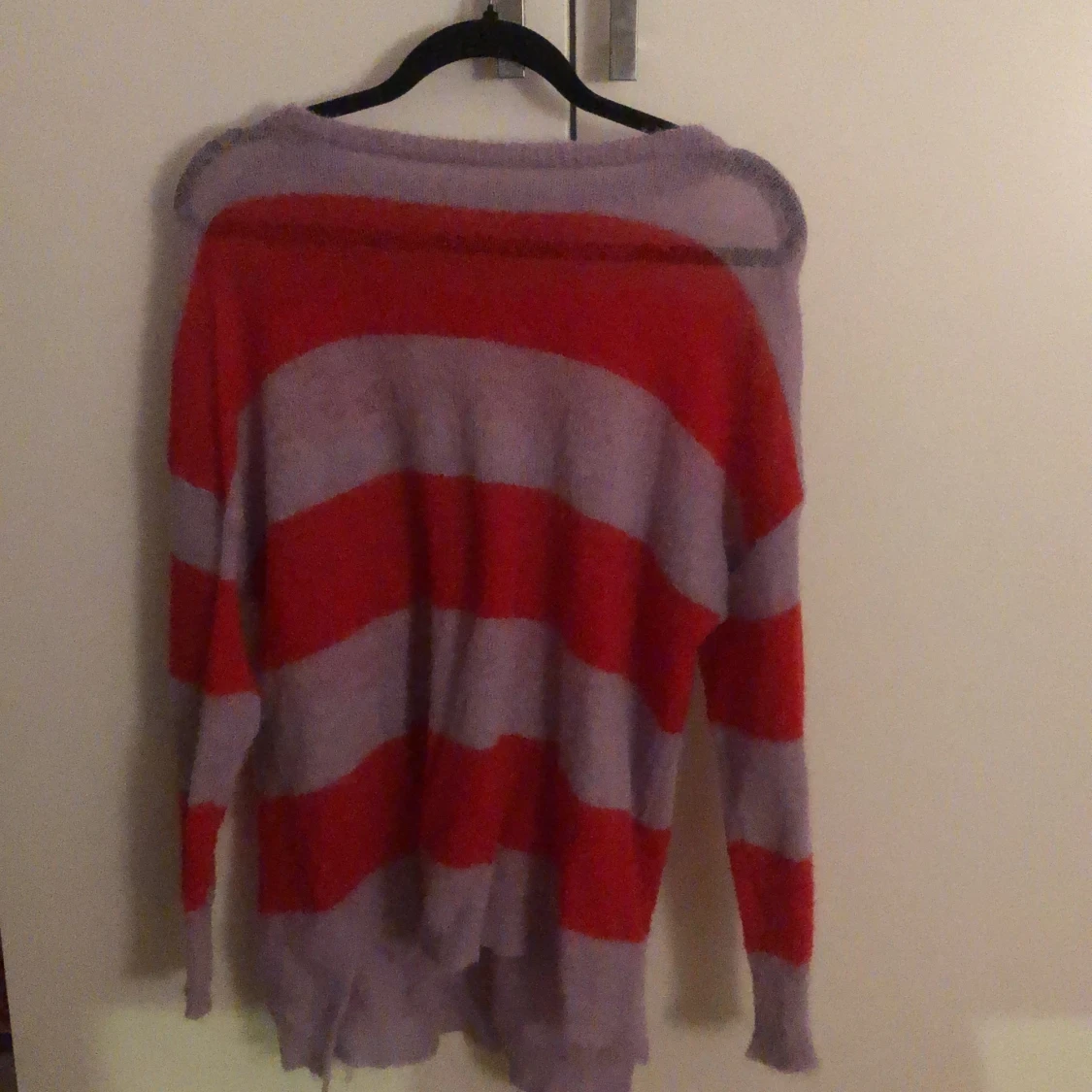 Lila röd randig tröja