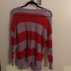 Lila röd randig tröja  - Lila röd randig tröja från NAKD i strl 36 i bra skick☺️