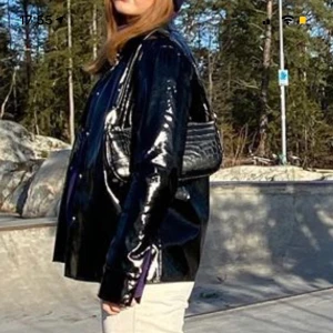 Lackjacka - Säljer min skitcoola tunna lackjacka från nakd då den tyvär inte används! Skriv för fler bilder⛓🖤