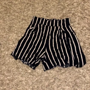 Hm shorts  - Super sköna shorts som ser ut som en kjol när man sätter på den ,nästan aldrig använd 
