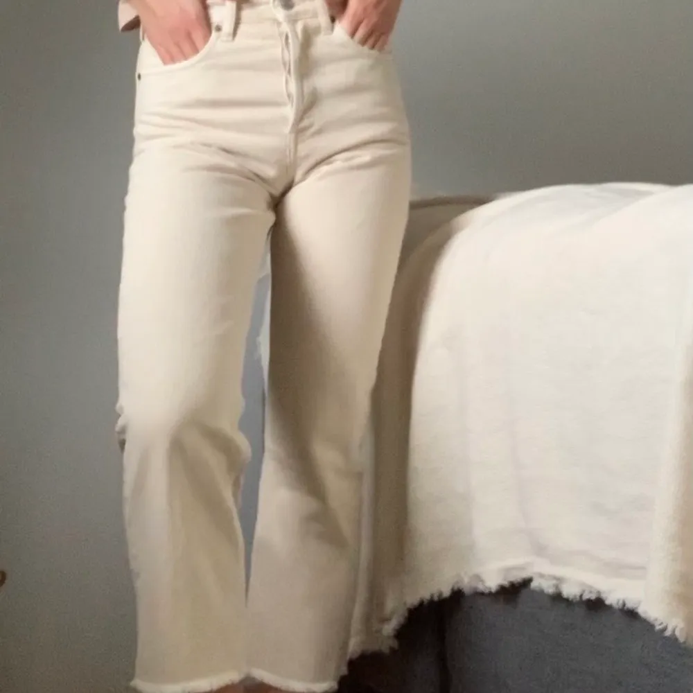 Säljer ett par fina, raka och lite kortare beige jeans från Zara i storlek 34. Använda ett fåtal gånger! Säljer då dom inte kommer till användning. Köparen står för frakten💕. Jeans & Byxor.