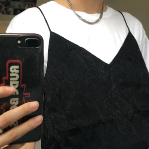 Linne - Ett svart linne, med ett svart mönster!! Jättefint och snygg att ha över en t-shirt! Pris 120k + frakt, storlek 38