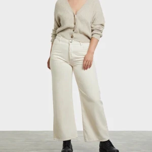 Jeans  - Gör in intressekoll på dessa snygga slutsålda jeans från bikbok✨ skulle säga att dom är naturvita i färgen. använt med fint skick. Köptes för 600kr modellen på bilden är 170cm