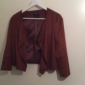  - Kavaj i storlek M, passar även en S. Inköpt på Bershka i Barcelona. 

Frakt 45kr.