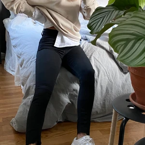 Skinny jeans - 32 - 90kr med frakt🌏🌏🌏 Perfekta jeansen för dig med lite mindre midja men ändå inte så korta ben! Inte så använda då jag har så många jeans men klippta i benen för den perfekta längden. Jag är 165 och har alltid W24 på mina byxor.🙆🏼‍♀️✨