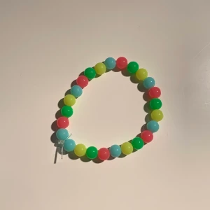 armband 🌈  - ett färgglatt fint armband! 😍🌈 pris : 30kr + frakten 