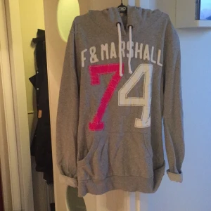  - Knappt använd hoodie från Franklin & Marshall. Strl M men funkar till en men mindre storlek också. Nypris 999kr