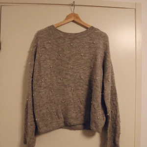 Stickad tröja - En stickad tröja från H&M med ”knoppar” på. En grå tröja som inte sticks. Lite knollrig eftersom den har används. Storlek S men passa M 😊 Frakt:29kr