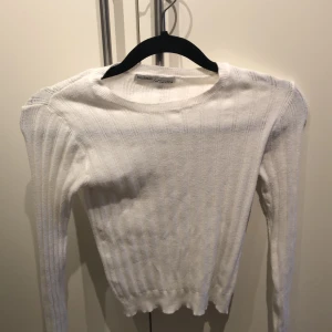 Långärmad tröja strl s - Så sjukt gullig vit tröja från pull and bear men är tyvärr för liten för mig. Strl s men skulle nog snarare säga xxs-xs beroende på hur du vill att den ska sitta🤍 köparen står för fraktkostnad 