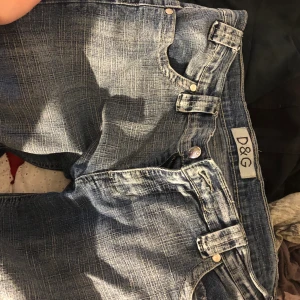 skit coola dg jeans - Low rise flare dg jeans, köpta second hand, faktist dålig kondition men dom är fortfarande skit coola. 