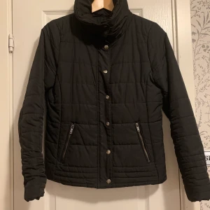 Svart vinterjacka! - En svart vinterjacka från VILA, i storlek S. Inget som helst fel på kvaliten, allt är som det ska. Säljer för 80 kr men pris kan alltid diskuteras. Frakt tillkommer och tar reda på den vid intresse. Hör av dig vid funderingar eller liknande!!✨🥰