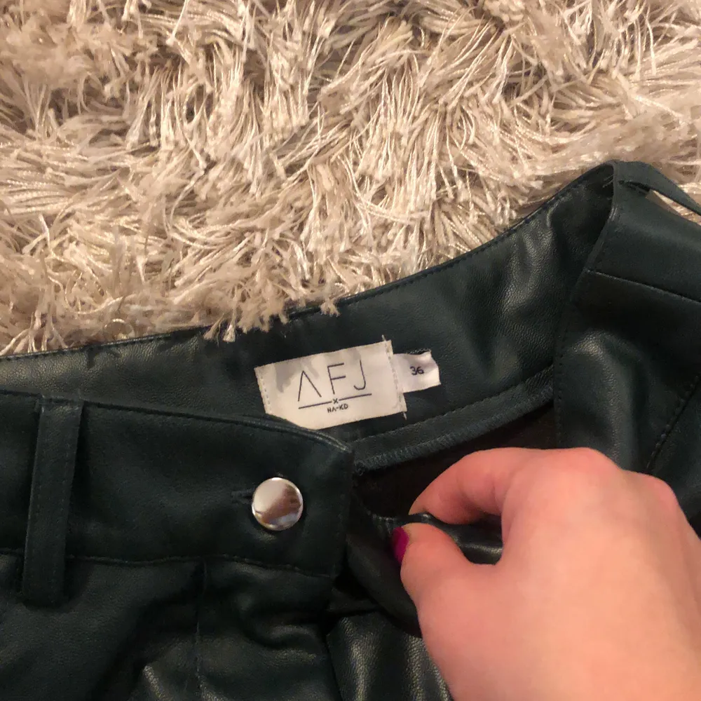 Säljer dessa gröna Skinnbyxor i PUleather med rak passform från Afjxnakd. Använda två gånger och är i nyskick! Nypris: 550 kr. Frakt står köparen för.. Jeans & Byxor.