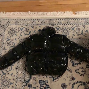 Vinyl jacka - Super snygg och trendig vinyl/lack jacka som jag då bestälde i fel storlek😩 Den är aldrig andvänd och alla prislappar sitter kvar! Köparen står för frakten som ligger på 100kr✨ lägger ut igen pga oseriös köpare! Jackan är köpt för 45 pund som är 515kr