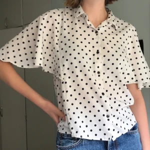 Prickig blus  - Gullig blus med mörkblåa nästan svarta prickar! Använd ett fåtal gånger! Mötes upp i gbg! Köparen står för frakt :) 