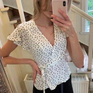 Superfin blus  - Säljer en Superfin tröja som är nästan aldrig använd och därmed är i bra skick. Frakt ingår ej🌟