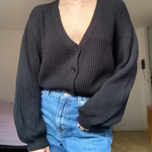 Svart cardigan - Svart stickad cardigan från NA-KD. Sparsamt använd, fint skick! +63kr frakt
