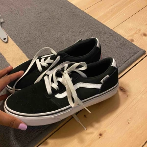  - Säljer mina vans i storlek 37 som knappt är använda 