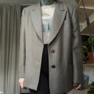 Humana Rutig Kavaj - En boxig kavaj i ull från Humana. Så fint sydd och i en tjockare ullkvalitet, går absolut att använda som jacka. Skulle säga att den passar 36-40 beroende på hur man vill att den ska sitta (jag är ca en 36). 💚