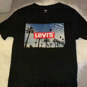 Svart Levis T-shirt med tryck på framsidan.