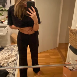 Kostym byxor - Skit snygga kostym byxor, som är vida i benen och lite lågmidjade. Är 167 cm lång