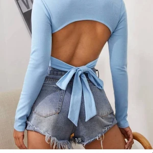 tröja med öppen rygg! - så fin blå tröja med öppen tryck med knytning! 🦋den är superfin på och i storlek S-M! Har en blå och en lila men säljer bara den blåa!🦋🦋