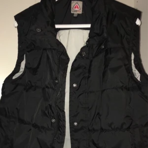 Svart väst - En svart väst fett fin med en vit hoddie elr något liknade, köparen står för frakten, allt ska bort❤️❤️