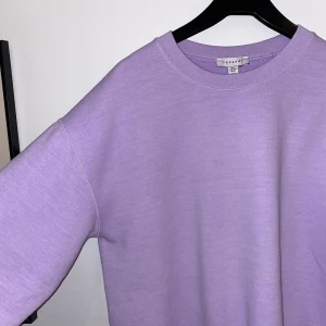 Lavendel lila sweatshirt från topshop - Säljer denna jättefina tröja från topshop då den sitter lite tight på mig som är L/XL. Använd men i väldigt fint skick och modellen är så fin 10/10! Frakt tillkommer
