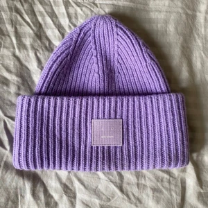 Acne mössa - Äkta acne mössa använd förra vintern, färgen passar inte mig så ska köpa en ny💓 bud 550+frakt