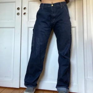 Carhartt Jeans - Skit snygg carhartt jeans. Köpta här på Plick men tyvärr för stora för mig. Frakt tillkommer