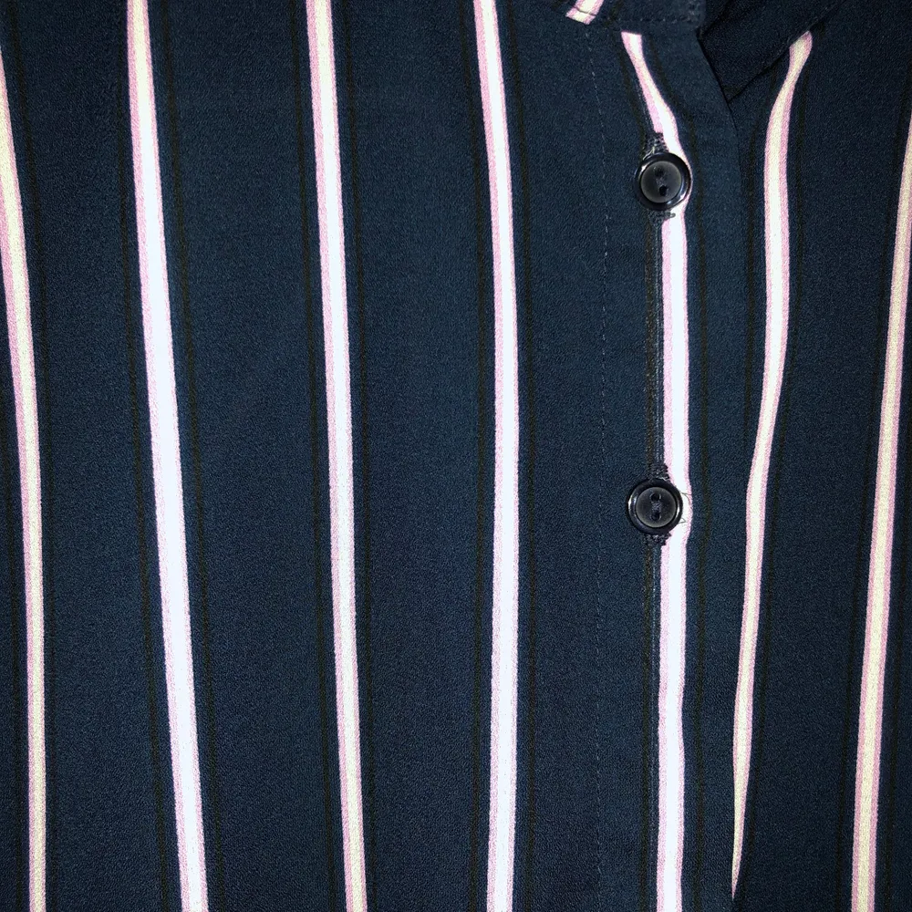 Säljer en fin skjorta Från monki. Den är blå/ svart i färgen med rosa sträck . Säljer då den inte kommer till användning . Köparen står för frakt , kan även mötas upp centralt i Malmö. Skjortor.