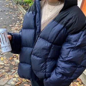 Nike puffer jacket  - Super fin Puffer jacket från Nike. Jätte varm och skön! Buda i kommentarerna💕 (Modellen på bilden är 156cm för referens) AVSLUTAD