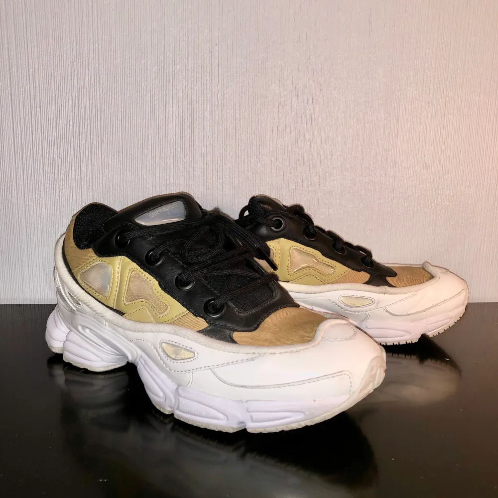 Raf Simons X adidas, storlek 40,5. Condition 8/10. Cream, mocka och svarta. Kan skicka, kan även mötas! Priset går att diskutera!. Skor.