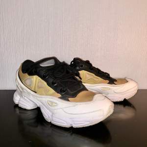 Raf Simons X adidas, storlek 40,5. Condition 8/10. Cream, mocka och svarta. Kan skicka, kan även mötas! Priset går att diskutera!