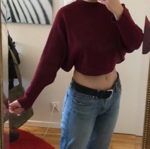 Så snygg tröja - Såå snygg och skön, lite kortare, tröja💕💕  Vinröd (färgen är som på bild 1) och passar jättebra med jeans💕 skriv för fler bilder!