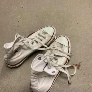 Vita converse - Najs vita converse de är liteslitna men funkar bra och är fortfarande snygga. Buda i kommentarerna, priset är vad jag minst vill ha för dom inklusive frakt 