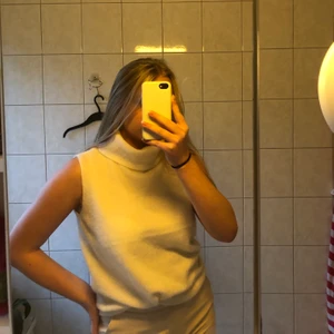 Stickad väst - Skiiit skön och snygg väst från märket Stockholm i alpacka ull, säljes då jag har en annan som kommer till användning mer💓💓 (ljuset är typ lite gult, men västen är mer vit!)
