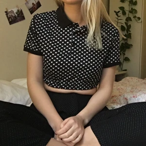 Cropped skjorta - Cropped skjorta med mini-Musse Pigg, väldigt fint skick✨