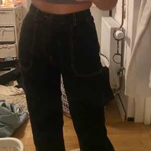 Monki byxor - Svarta byxor med orange söm! Använda en gång. superifna med bra skick. Frakt tillkommer! 