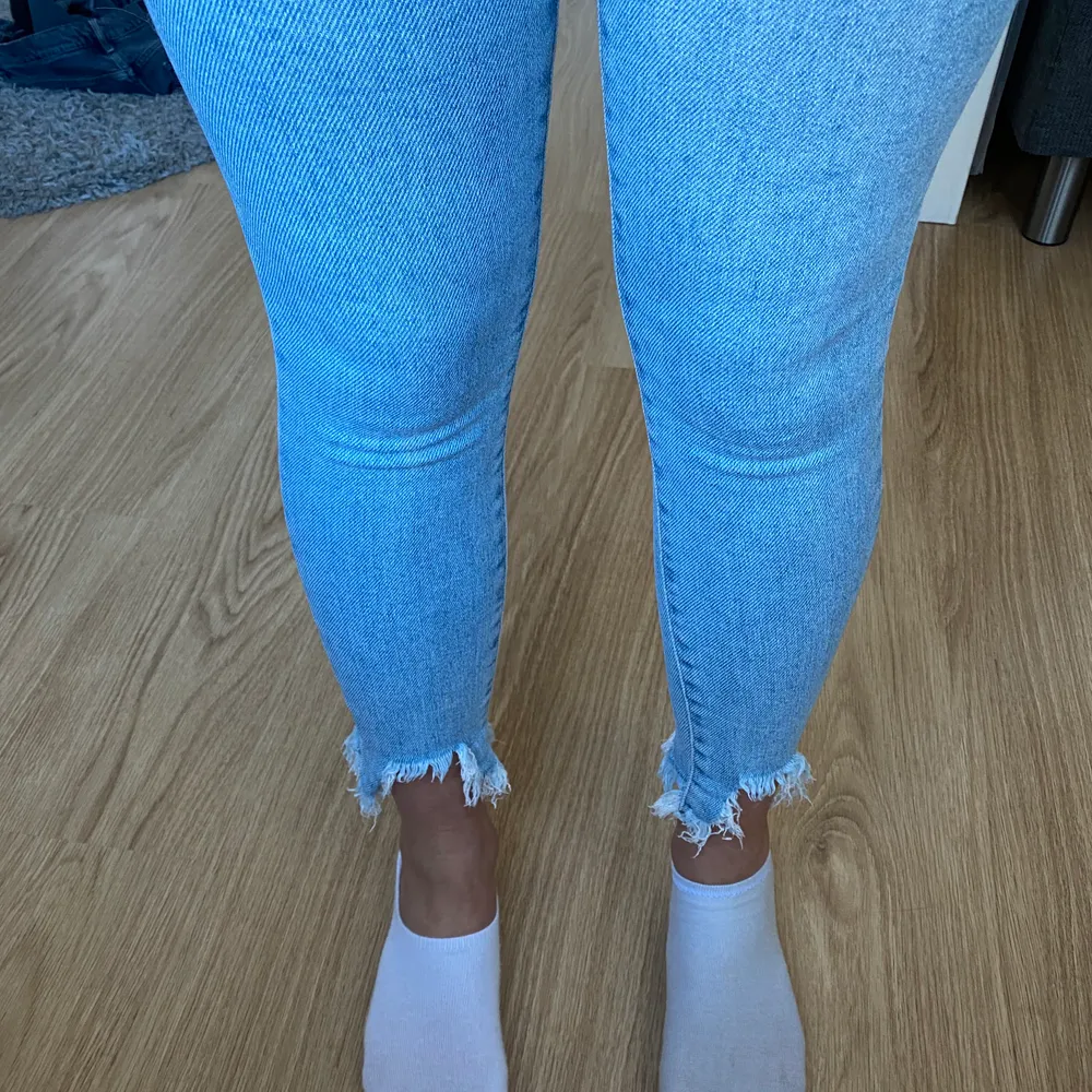 Säljer dessa jeans med slitningar i storlek S från bikbok. Super stretchiga och använda 1-2 gånger. 120 kr + frakt 🚚 . Jeans & Byxor.