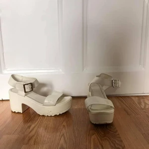vita sandaler strl 37 - vita sandaler, något slitna. finns ej märke, putsas innan de skickas.