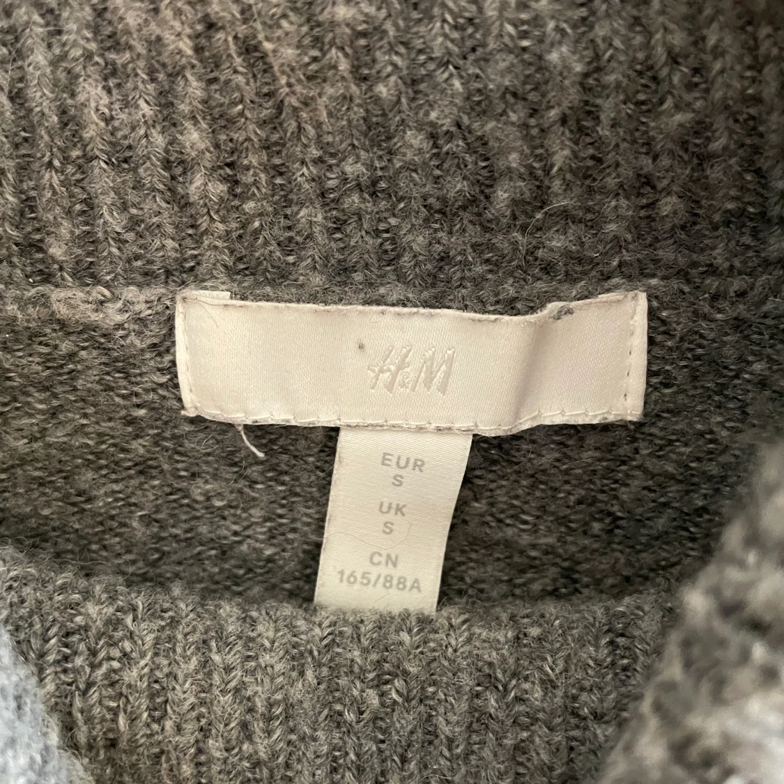 Stickad tröja med polokrage stl S - 90