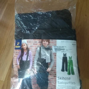 Tvqå nya snöbyxor för barn - Två nya snöbyxor för barn (har aldrig använts) 80 SEK/st. Längd: en av byxorna 90 cm och den andra 100 cm. Skriv gärna om ni har frågor eller behöver flera bilder