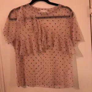 Rosa genomskinligt T-shirt med volang