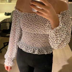 Blus Storlek S - En härlig sommartröja i storlek S från BikBok. Genomskinlig men går att ha utan bh💕 kommentera för frågor:)