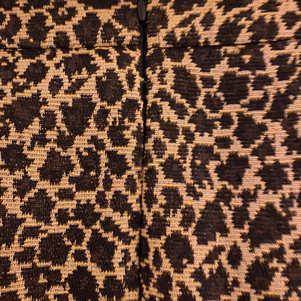 Leopard kjol från Nelly. Använd 1 gång. Blixtlås baksidan. Fraktkostnad tillkommer. Kjolar.